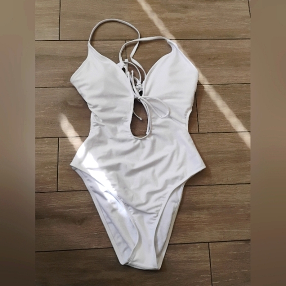 Shade & Shore Women’s Onepiece Plunge Swimsuit White. Size M 8-10 - Picture 3 of 10